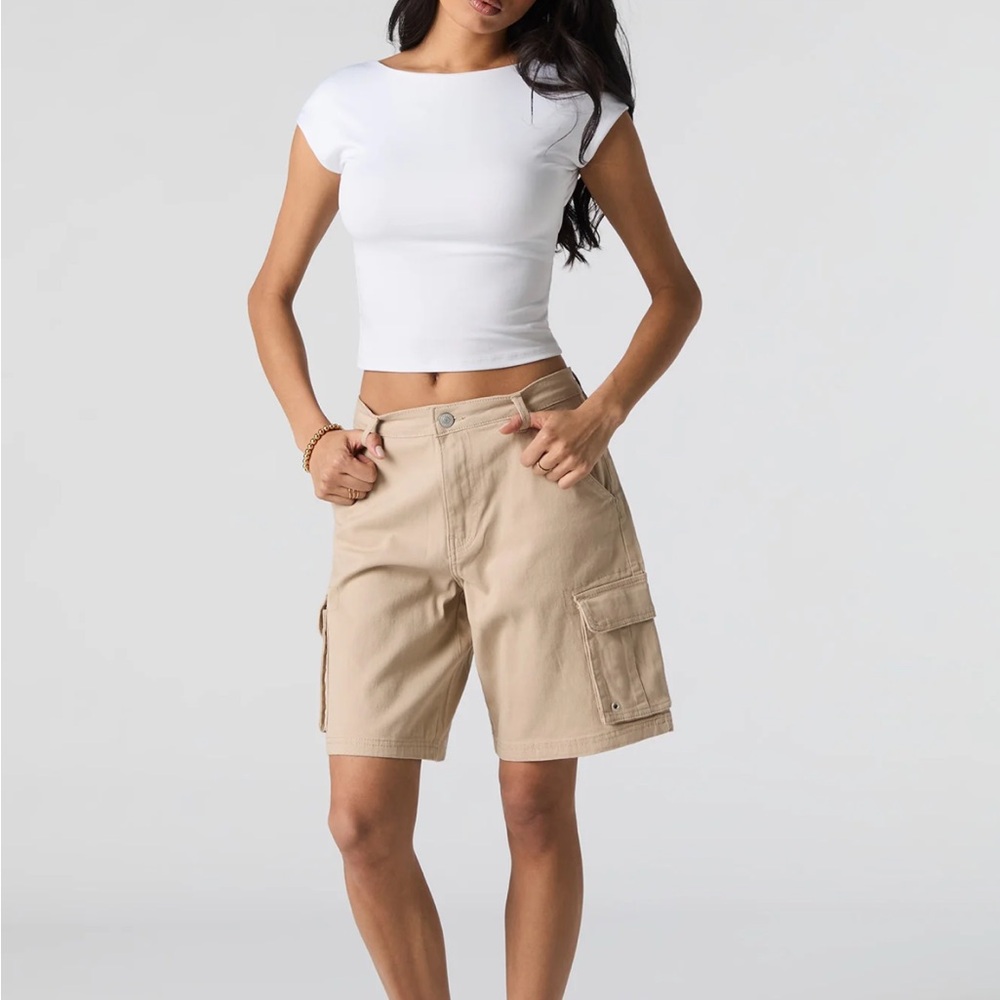 Tan Cargo Shorts with Relaxed Fit and Durable Fabric